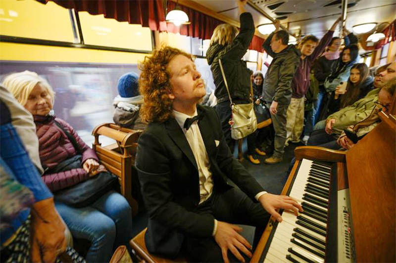 Unik, Penumpang Bisa Nikmati Pertunjukan Musik dalam Trem di Warsawa, Polandia
