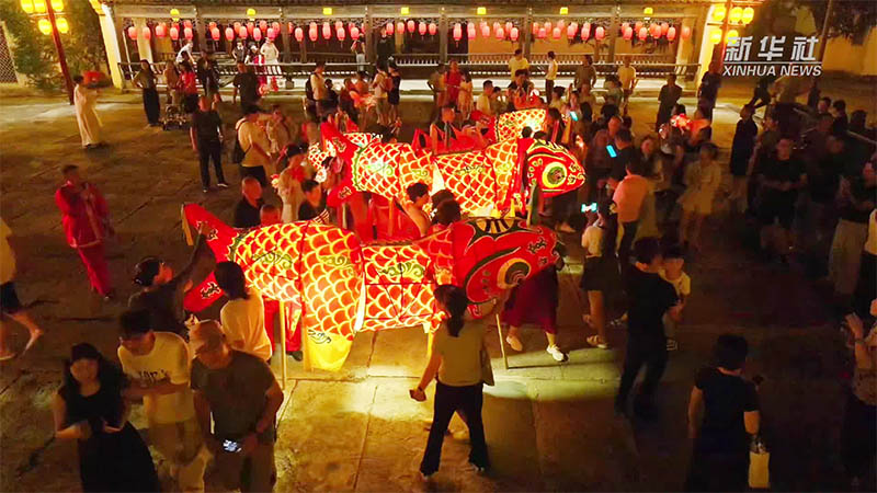 Meriahkan Hari Nasional China, Desa Kuno Gelar Parade Lampion Ikan Spektakuler