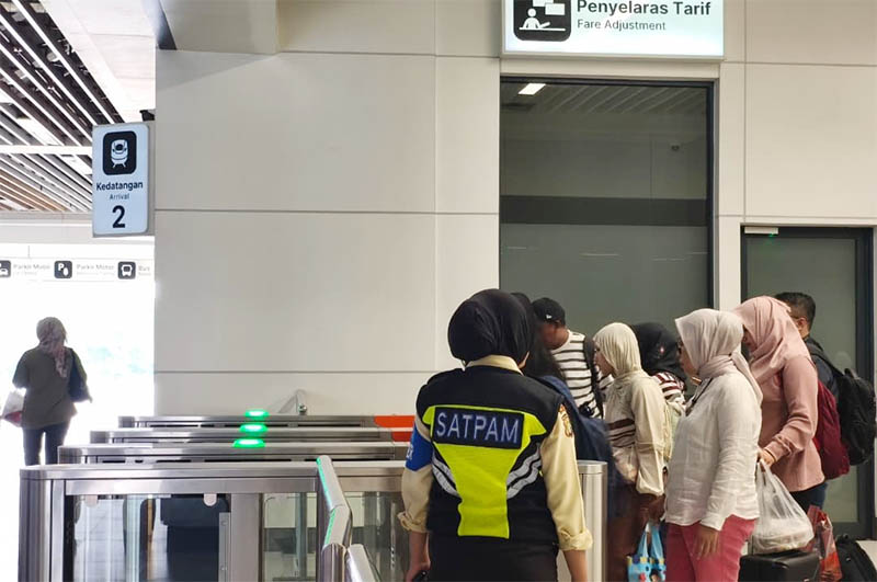 Dua Tahun Whoosh: Cerita dari Petugas Kebersihan hingga Keamanan Stasiun