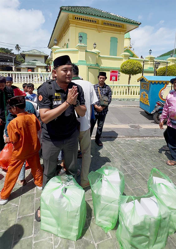 Razia Perut Lapar Bripka Zulhamsyah Bersama HMI Riau–Kepri Berbagi Nasi Umat di Penyengat