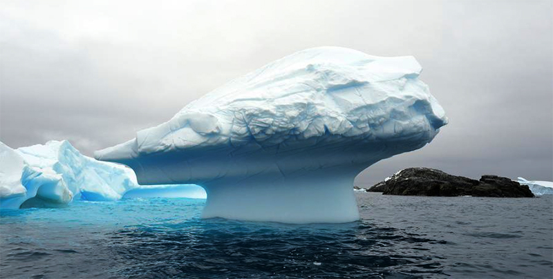 Sebuah gunung es terlihat di dekat pantai Pulau Spert, Antarktika, pada 16 Desember 2025. (F. Xinhua/Yang Shu)