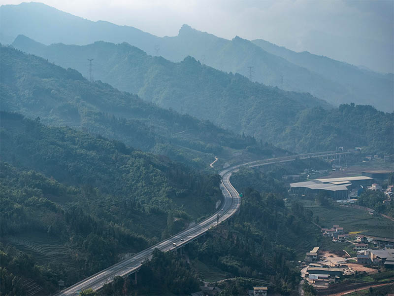 Jalan Tol yang Lewati Daerah Pedalaman Pegunungan Dibuka untuk Umum di China