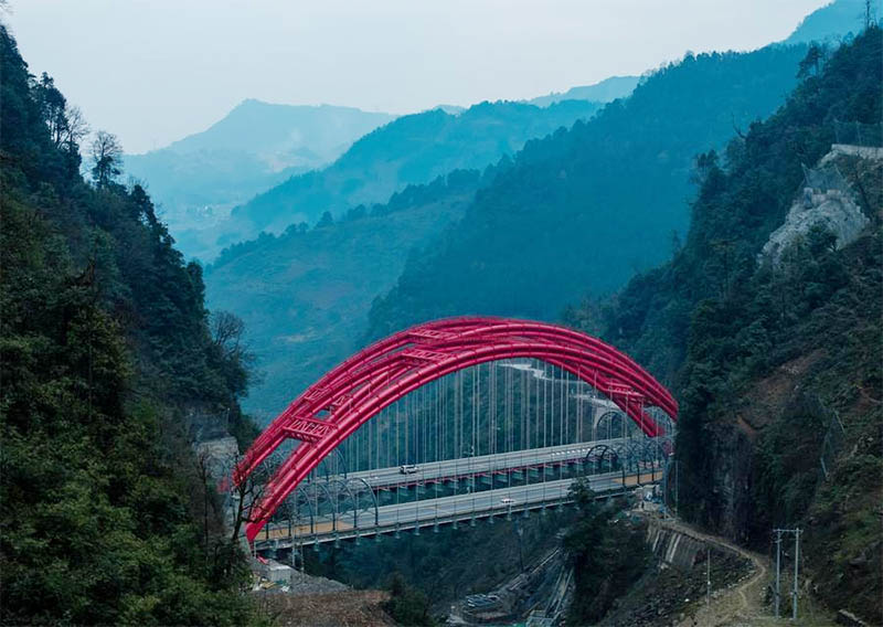 Jalan Tol yang Lewati Daerah Pedalaman Pegunungan Dibuka untuk Umum di China