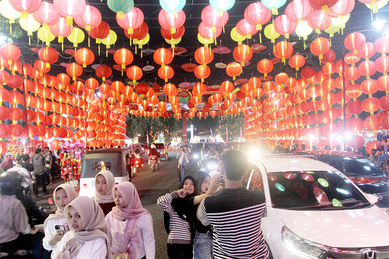 Album Asia: Instalasi Imlek Terangi Jalanan di Solo