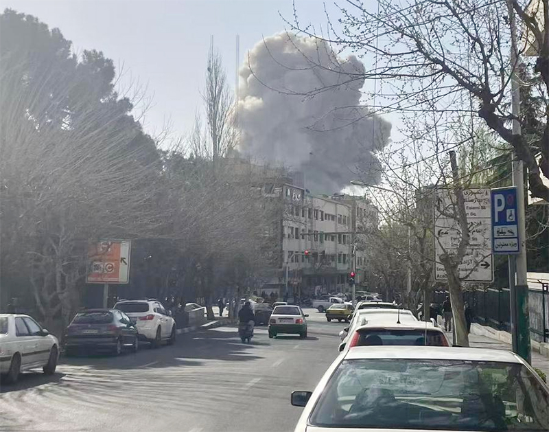 Serangan Besar-besaran AS ke Iran Picu Banyak Pertanyaan