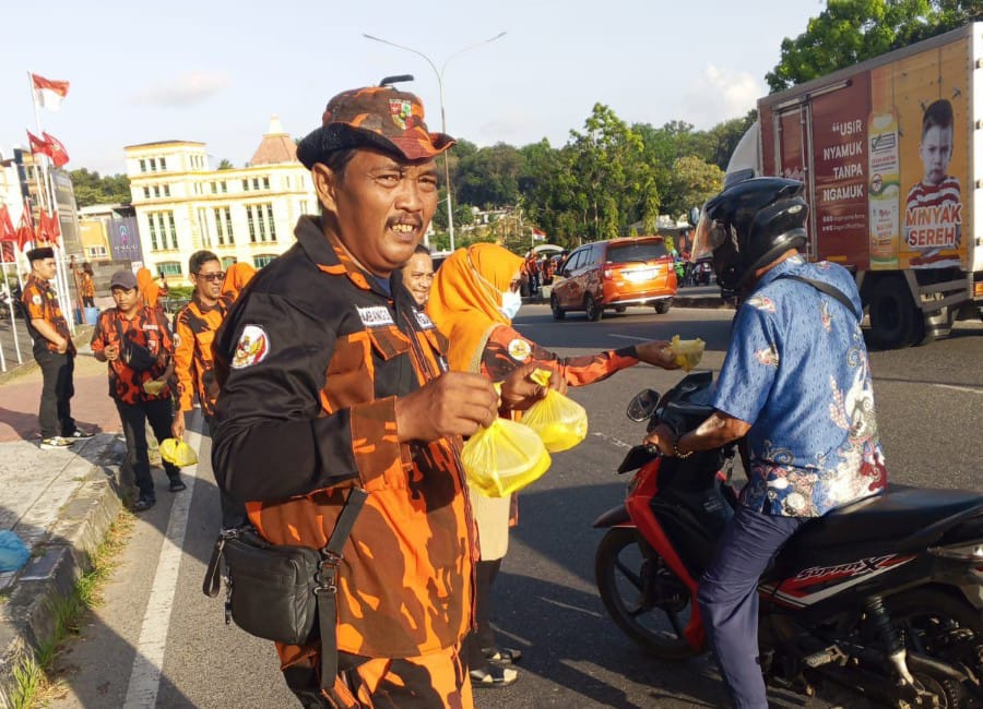 MPC Pemuda Pancasila Batam Bersama Srikandi dan Sapma bagi 1.000 Paket Takjil, Darwin: Jaga Terus Kesolidan