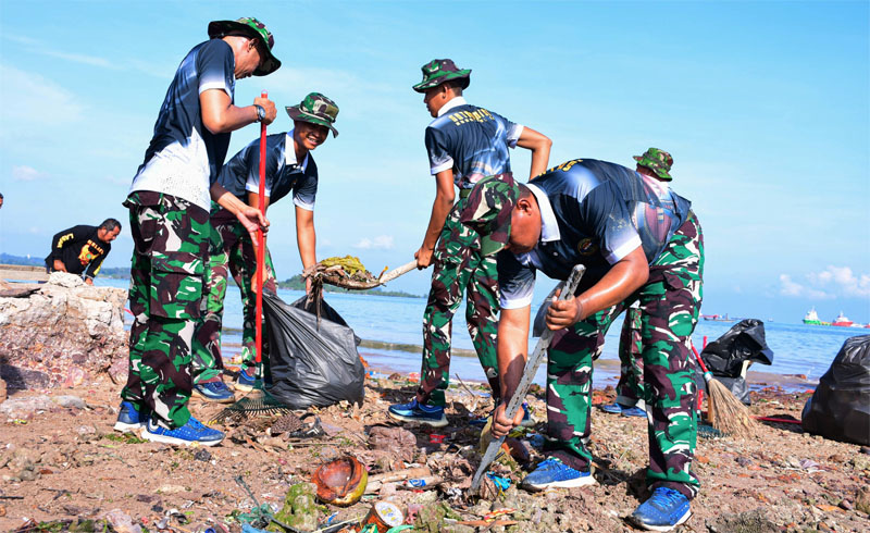 Sinergi Prajurit dan Rakyat: Sathantai Kodaeral IV Bersihkan Pantai Tanjung di Tanjunguma