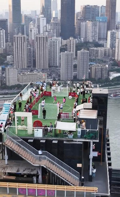 Mengintip Sensasi Bermain Sepak Bola di Atas Gedung Pencakar Langit di Chongqing, China
