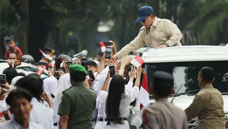 Hujan Rintik Tak Redupkan Cinta Warga Bandung kepada Presiden Prabowo