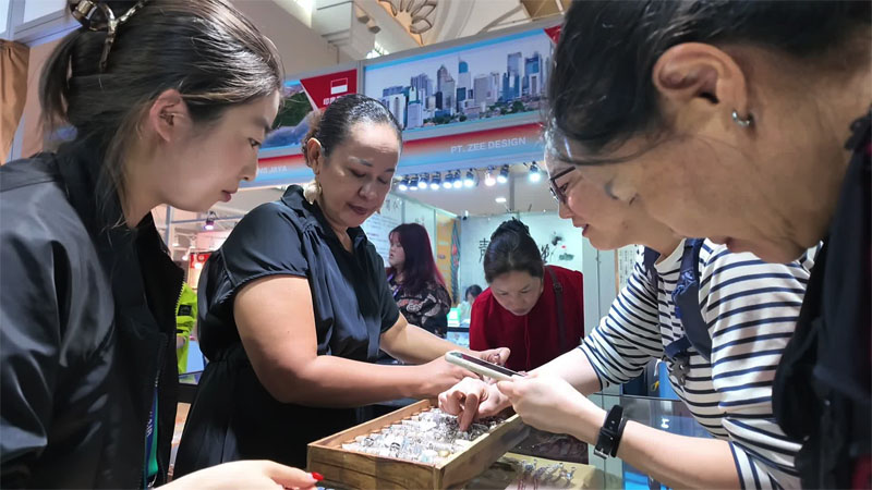 Perajin Indonesia Perluas Jejak di Pasar China melalui Pameran China-Asia Selatan