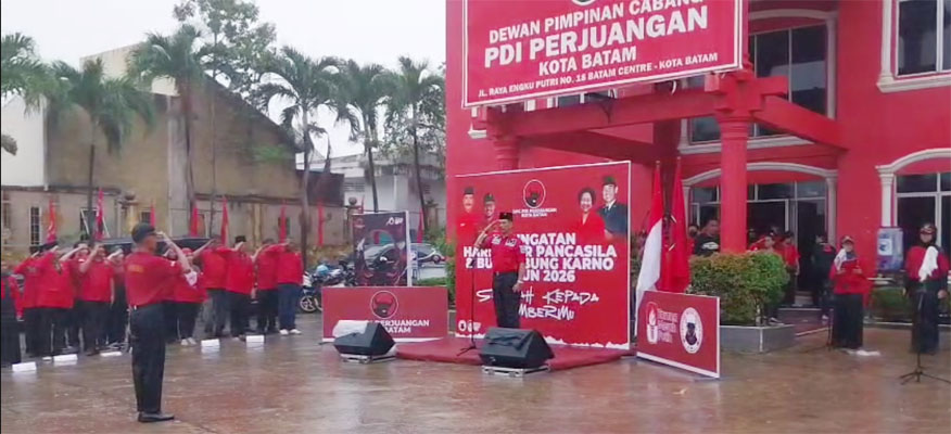Diguyur Hujan, PDI Perjuangan Kota Batam Tetap Semangat Melaksanakan Upacara Hari Lahir Pancasila