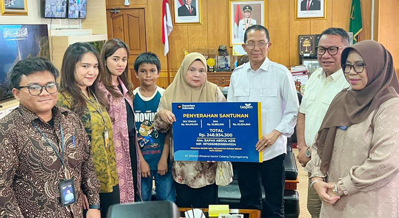 Amsakar Serahkan Santunan JKK Rp248 Juta kepada Keluarga ASN Batam yang Gugur saat Bertugas