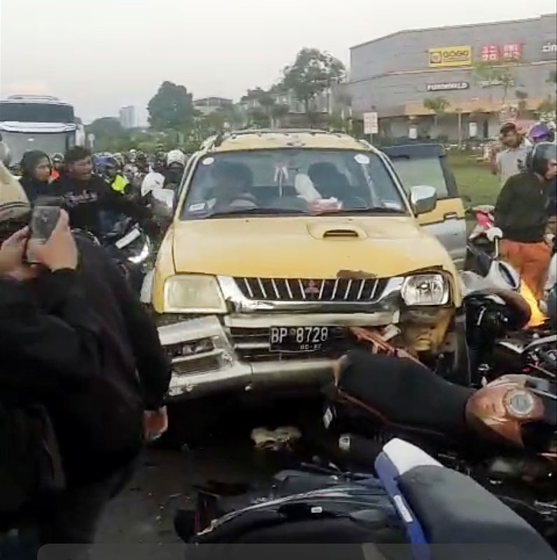 Mitsubishi Storm Seruduk Motor lagi Nunggu Lampu Lalu Lintas di Simpang K Square