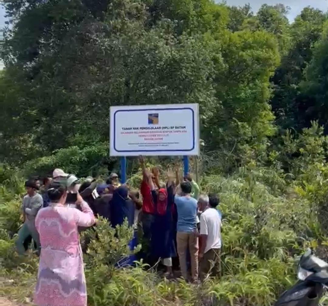 Tolak Pembangunan Sekolah Rakyat, Warga Bongkar Plang di Lokasi Proyek