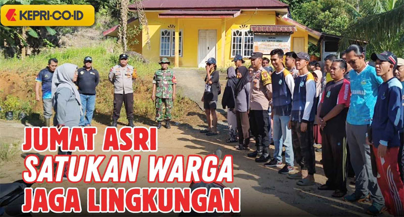 Gotong Royong Satukan Warga dan Mahasiswa KKN UGM dalam Jumat ASRI di Bukit Padi