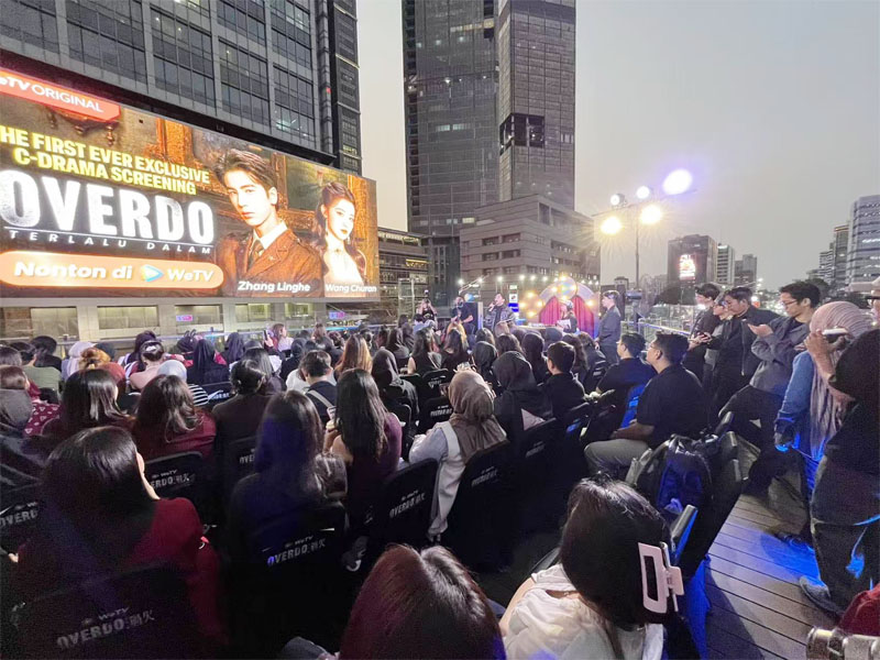 WeTV Indonesia Sulap Anjungan Halte Bundaran HI Jadi Lokasi Nobar Dracin “Overdo”