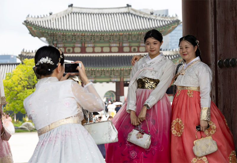 Album Asia: Busana Tradisional Korea Hadirkan Nuansa Klasik ke Istana Gyeongbokgung, Seoul