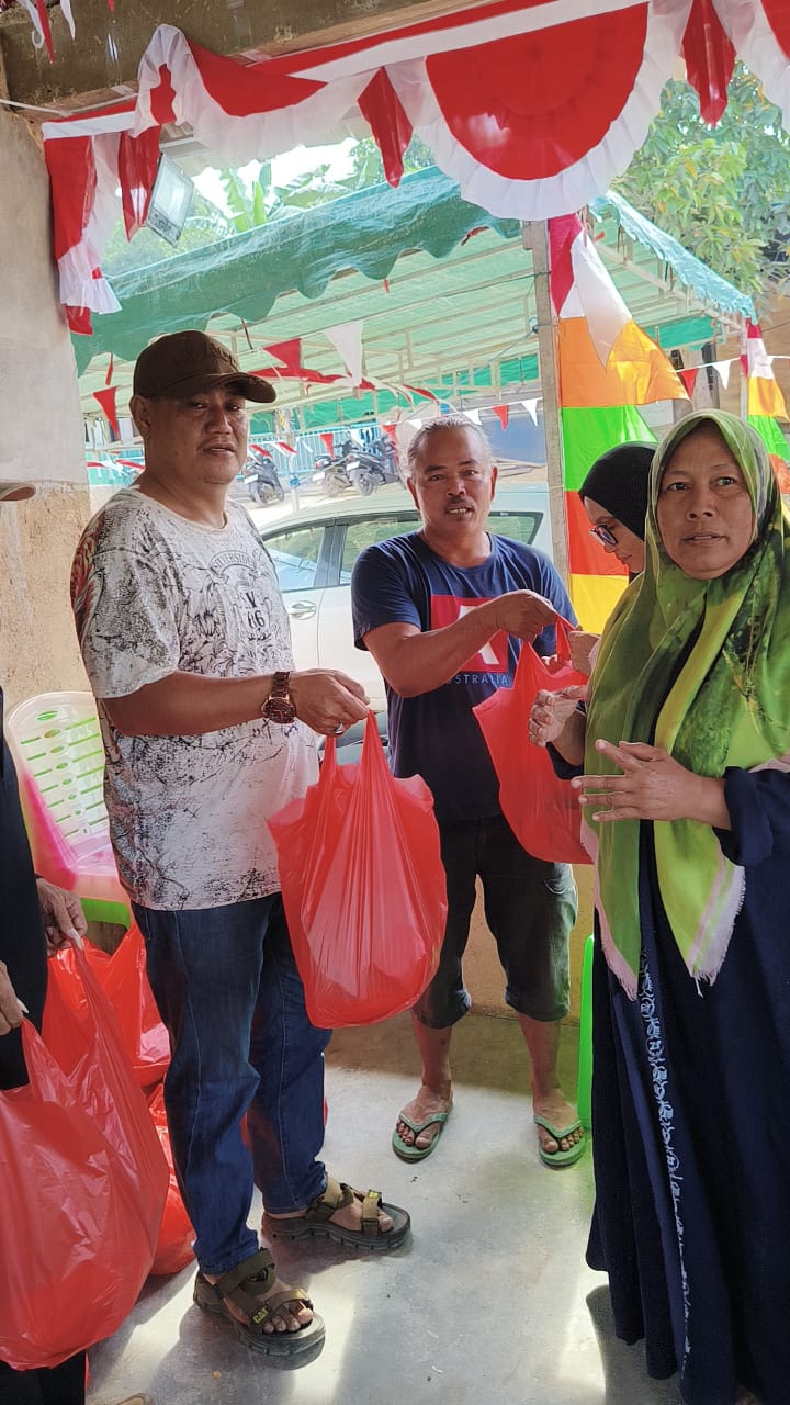 Tempat Usaha Telaga Rindu Bagi Sembako Sambut HUT RI, Pengurus RT: Warga Mendukung Tempat Usaha
