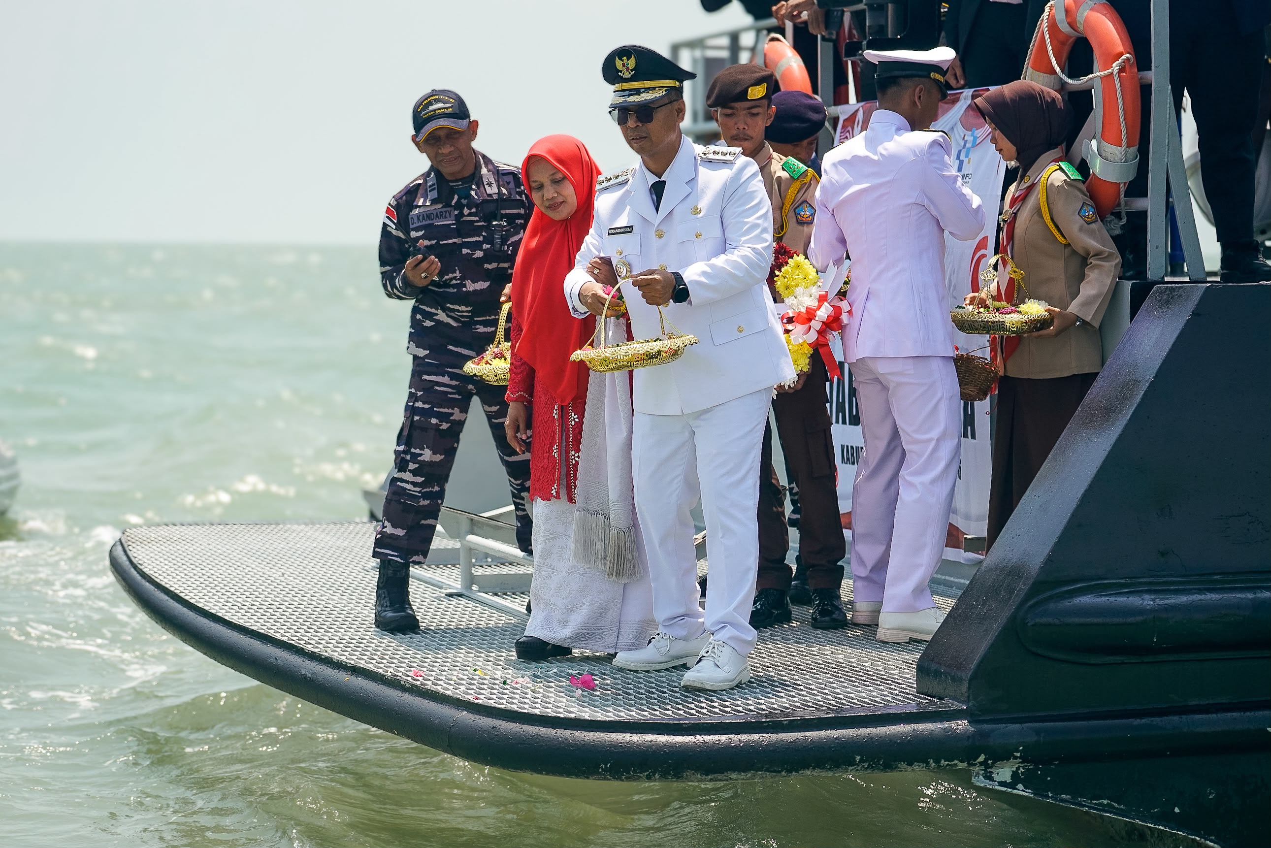 Menjaga Api Nasionalisme di Perbatasan: Pemkab Karimun Gelar Upacara Tabur Bunga di Laut Peringati HUT ke-81 RI