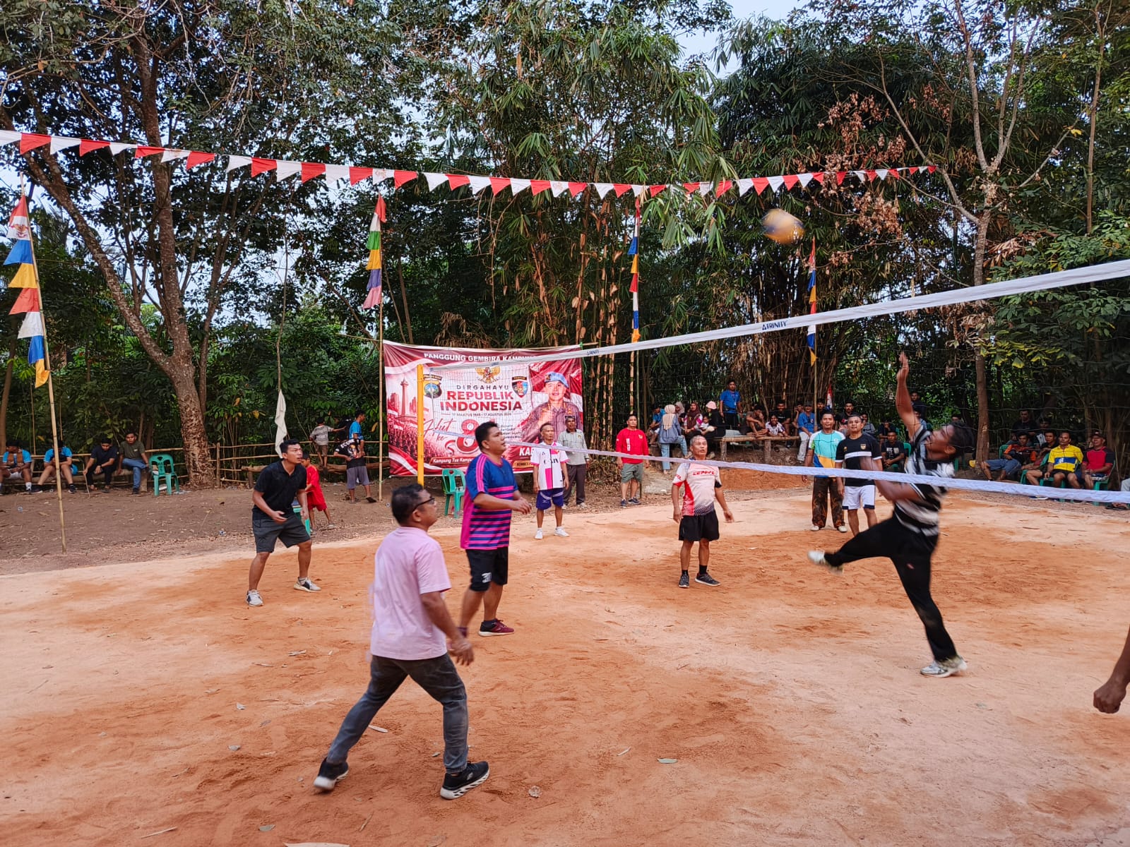 Tim PWI dan Bid Propam Polda Kepri Melaju Semi Final Turnamen Voli Kabid Propam