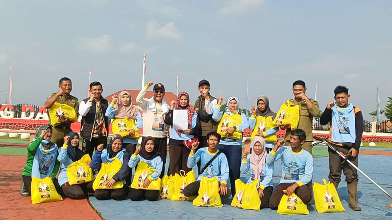 Gowes Pagi di Bukit Arai, Raja Mustakim Spontan Ajak Belasan Petugas Kebersihan Sarapan Bersama dan Bagikan Sembako
