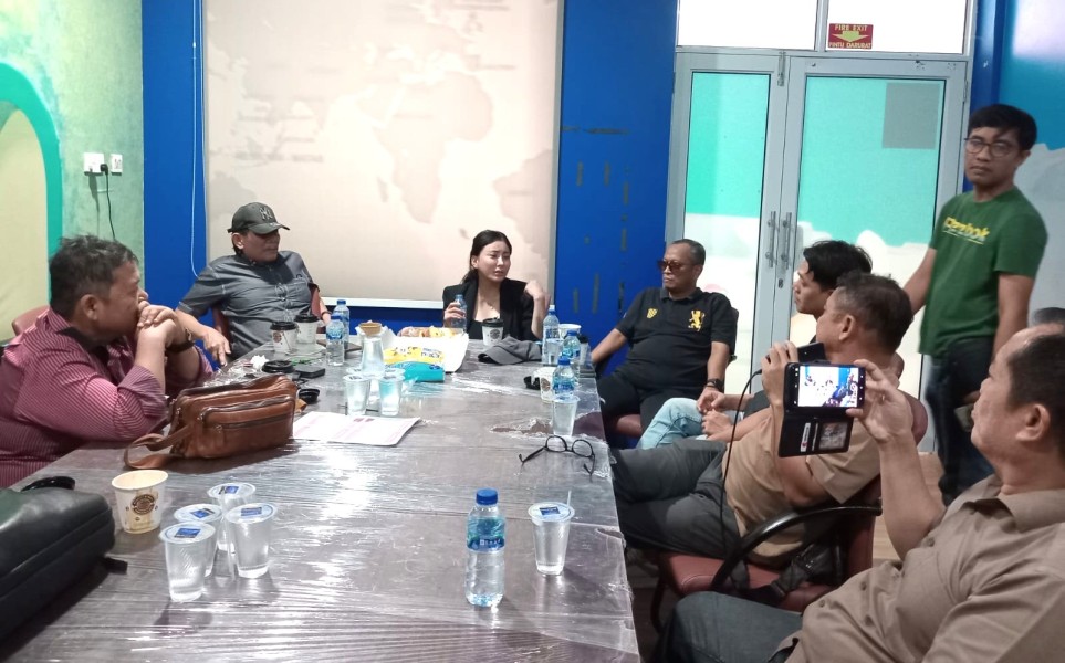 Sekuntum Bunga di Hari Valentine, Curhat Ayu Aulia dengan Pacarnya Robby Kurniawan (Catatan Forum Pemred PWI Kepri)