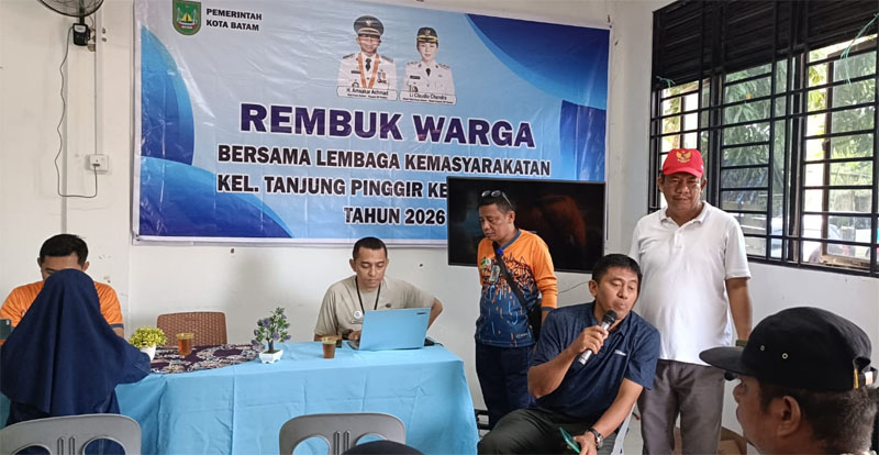 Lurah Tanjungpinggir Jemput Bola, Hadirkan Layanan IKD dan Cek Bansos Lebih Dekat ke Warga