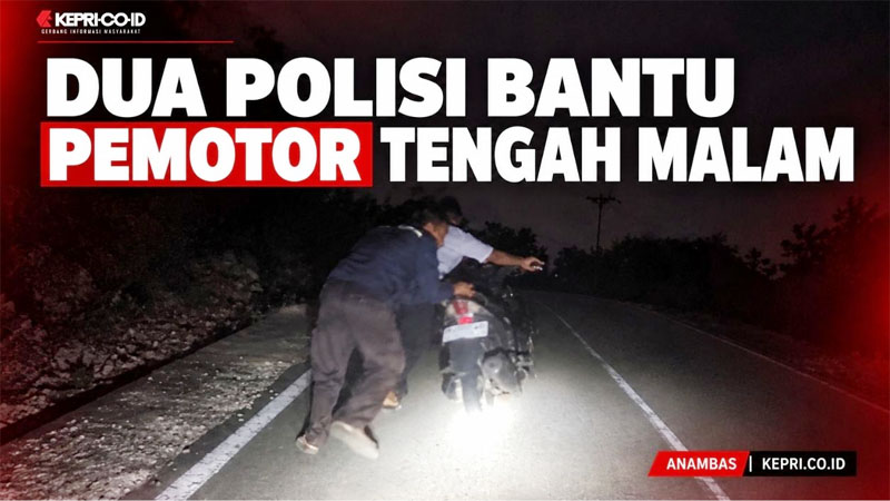 Melintas Tengah Malam, Dua Polisi Polres Anambas Bantu Pemotor di Tanjakan