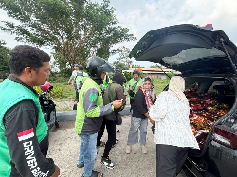 Ditreskrimsus Polda Kepri Bersama Media Gelar “Jumat Berkah”, Bagikan 100 Kantong Beras ke Porter hingga Ojol