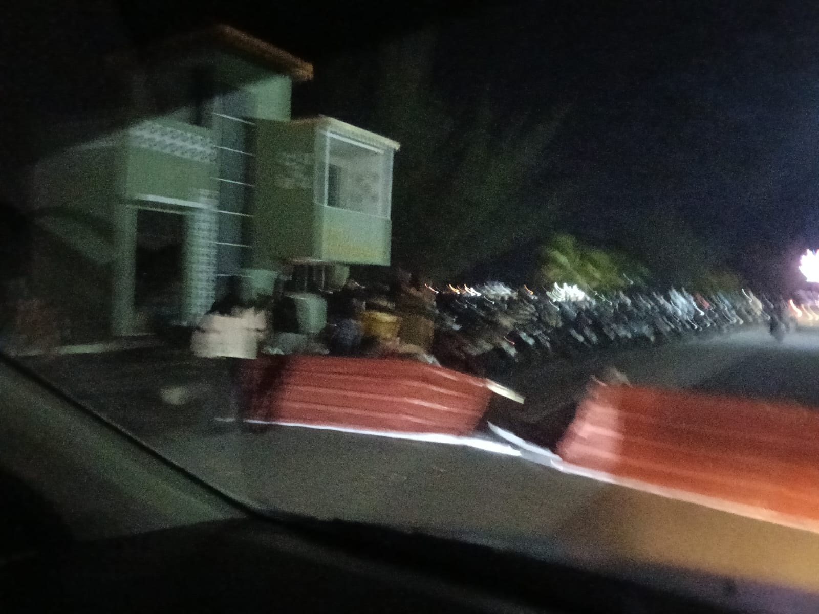 Gelap Gulita di Pos Satpol Taman Gurindam 12, Dua Pengendara Motor Hantam Pembatas Jalan hingga Nyungsep