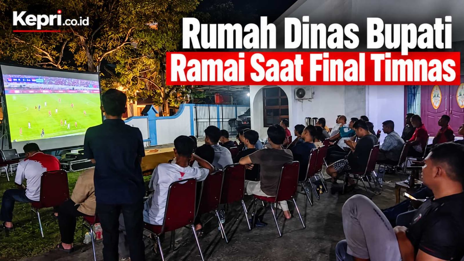 Bupati Aneng Nobar Final Indonesia vs Thailand Bersama Puluhan Warga di Rumah Dinas
