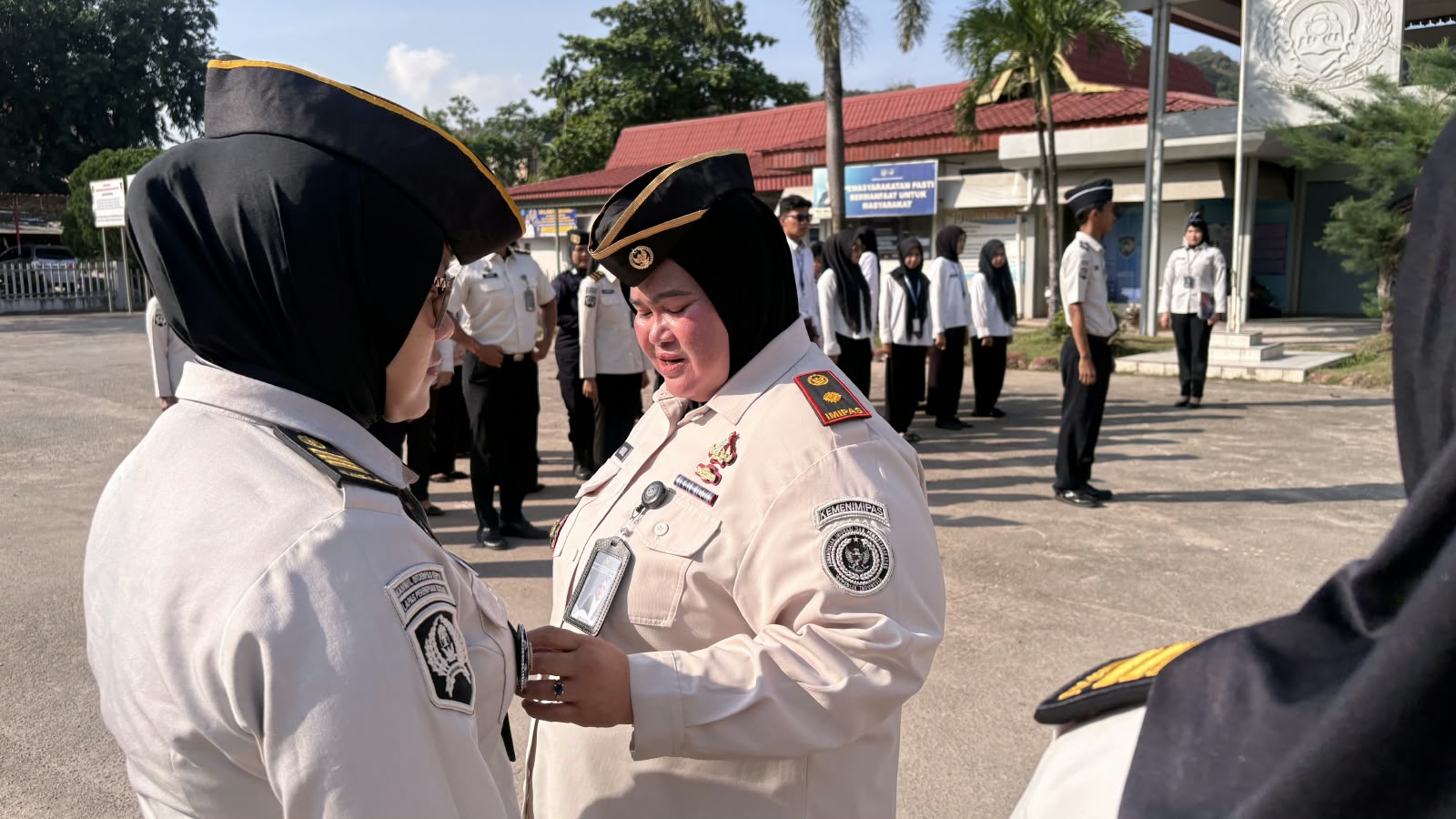 Tingkatkan Disiplin dan Profesionalisme, Kalapas Perempuan Batam Laksanakan Pemeriksaan Atribut Pegawai