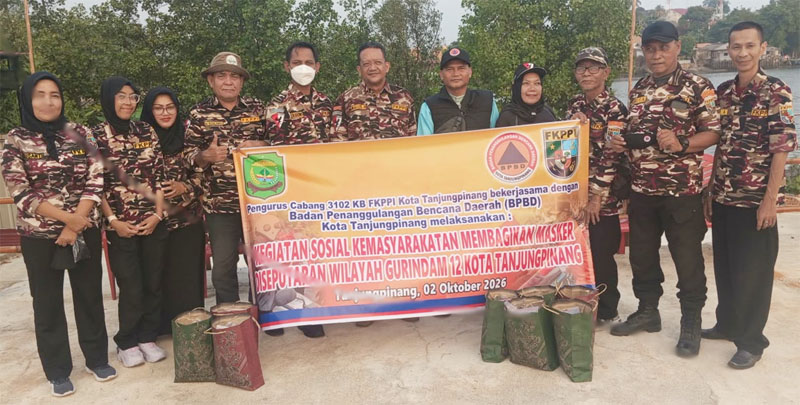 Kabut Asap Selimuti Tanjungpinang, FKPPI Bagikan Masker kepada Pelaku UMKM