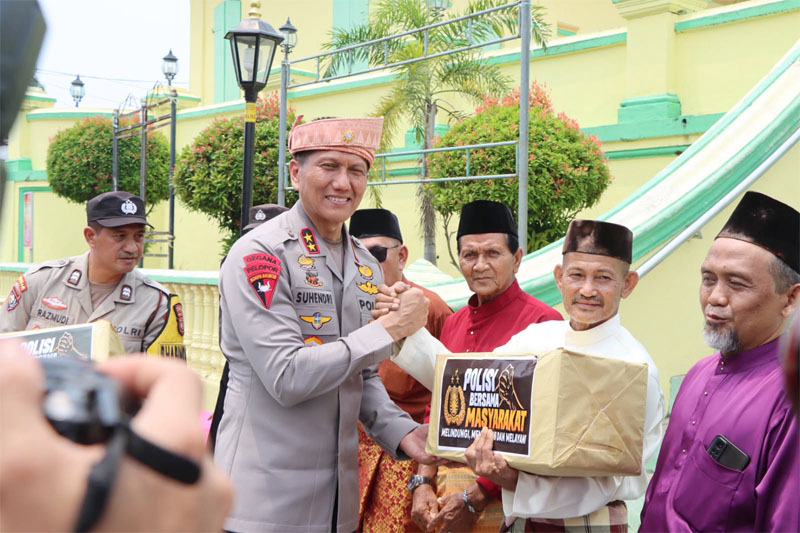 Kunjungi Pulau Penyengat, Kapolda Kepri Salurkan Bansos dan Ajak Masyarakat Jaga Kamtibmas