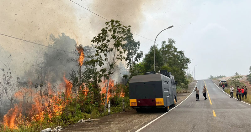 Polresta Tanjungpinang Bersama Damkar Padamkan Kebakaran Lahan 4 Hektare di Dompak