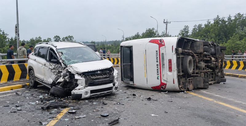 Bus Pemkab Bintan Terbalik di Jembatan Kangboi, Sejumlah ASN dan Guru Terluka